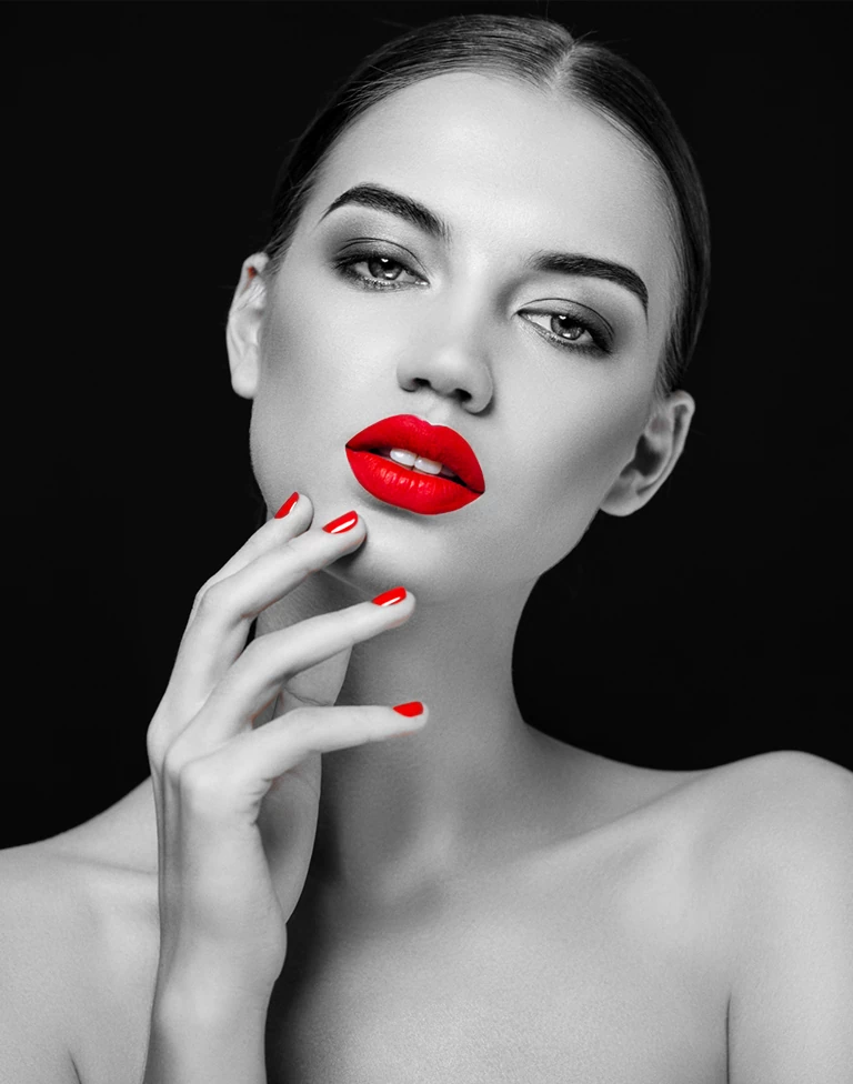 Kobieta z czerwonymi ustami i paznokciami01