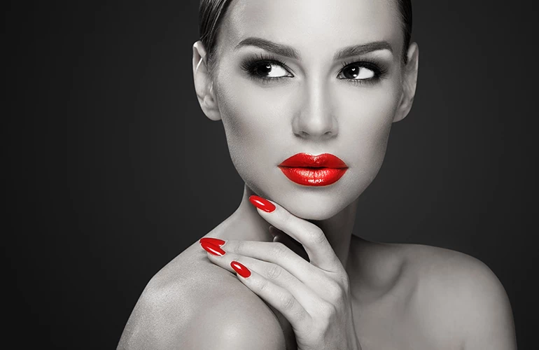Kobieta z czerwonymi ustami w paznokciami