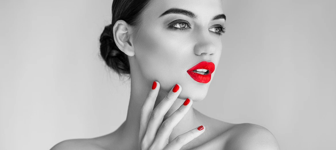 Kobieta z czerwonymi ustami i paznokciami